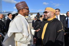 Image du Maroc Professionnelle de  Sa Majesté le roi du Maroc, Mohammed VI,
Sa Majesté le Roi Mohammed VI, accueil Président de la République Fédérale du Nigéria, Muhammadu Buhari, à l'aéroport de Rabat, le dimanche 10 juin 2018. Buhari effectue sa première visite officielle au Maroc. (Photo/ SPPR) via Jalilbounhar.com 